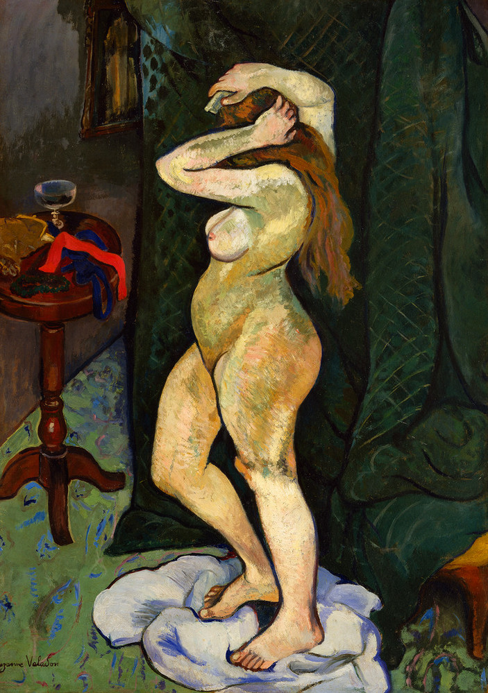 A nude woman stands in profile against dark green drapery. She turns her head away from the viewer while brushing her long, reddish-brown hair. Her light skin is streaked by unblended brushstrokes of green and orange; her figure and other shapes are delineated by dark outlines.