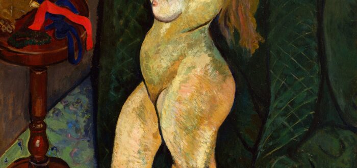 A nude woman stands in profile against dark green drapery. She turns her head away from the viewer while brushing her long, reddish-brown hair. Her light skin is streaked by unblended brushstrokes of green and orange; her figure and other shapes are delineated by dark outlines.