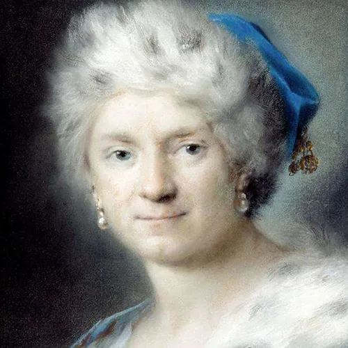 Painted portrait of a woman with a light skin tone, short grey hair and blue eyes. She wears a blue hat with golden tassels, pearl earrings and a fur stole. Visible brushstrokes blend her hair into the background, with the features of her face more sharply defined.