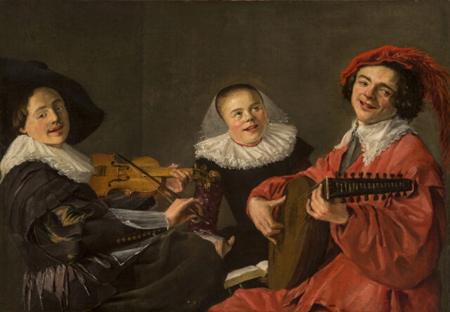 Painting of a trio of smiling musicians. On the left, a man wears a large black hat and plays the violin. On the right sits a man in orange wearing a feathered hat and playing the mandolin. In the center sits a woman dressed in black, opening her mouth in song.