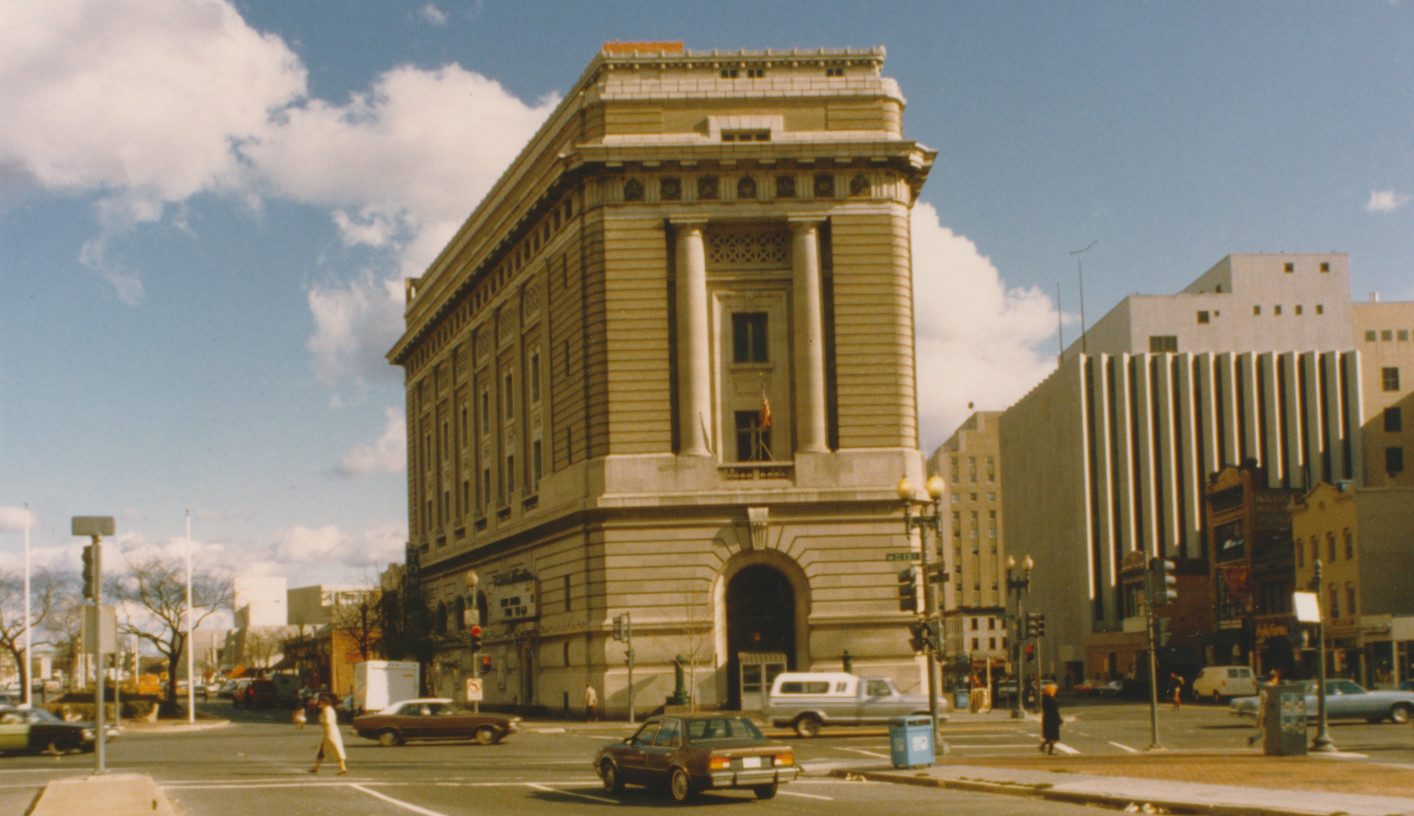Old color, front-facing photograph of the museum exterior from 1984.